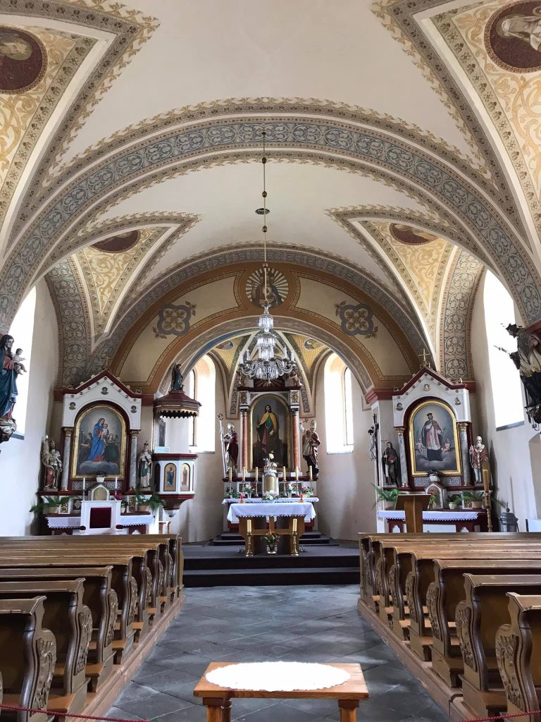 Der Innenraum der Kirche St. Jakob zu Poniklá.